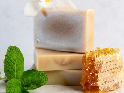 manuka honey ginger facial soap with dripping honeycomb and mint leaves